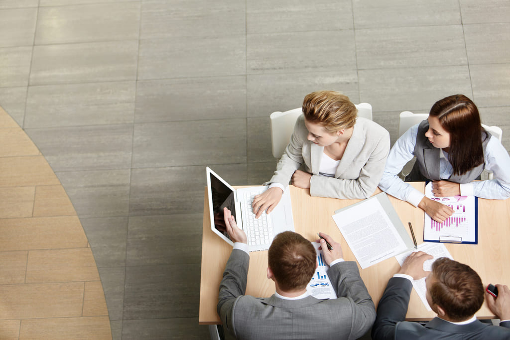 partenaires de travail assis sur un bureau